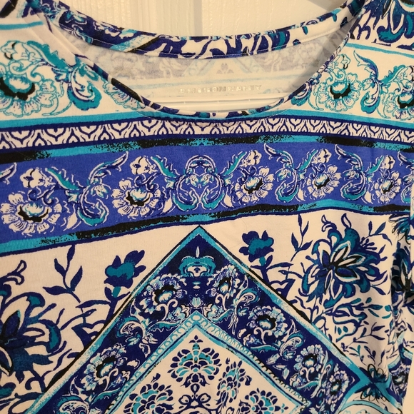 🌟4/$15 Blue and White Boho T-Shirt Size Small Petite - Picture 2 of 5